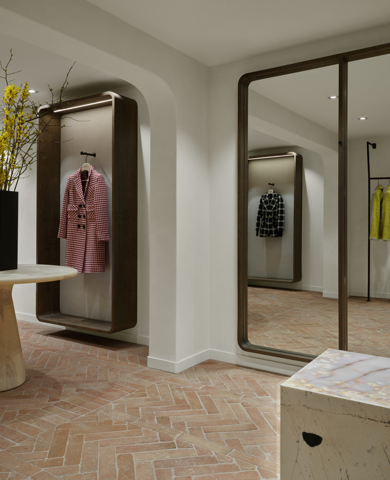 Dossier de presse | 6316-01 - Communiqué de presse | SMYTHE's First Fashion Boutique Opens - Ashley Botten Design and Tommy Smythe - Design d’intérieur commercial - Soft edges and round corners in the fixtures and furniture add a feminine warmth. - Crédit photo : Patrick Biller