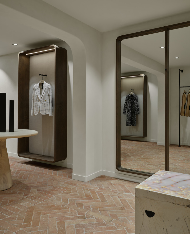 Dossier de presse | 6316-01 - Communiqué de presse | SMYTHE's First Fashion Boutique Opens - Ashley Botten Design and Tommy Smythe - Design d’intérieur commercial - Bleached oak pedestal table and blackened steel vases are custom designed by Ashley Botten. - Crédit photo : Patrick Biller