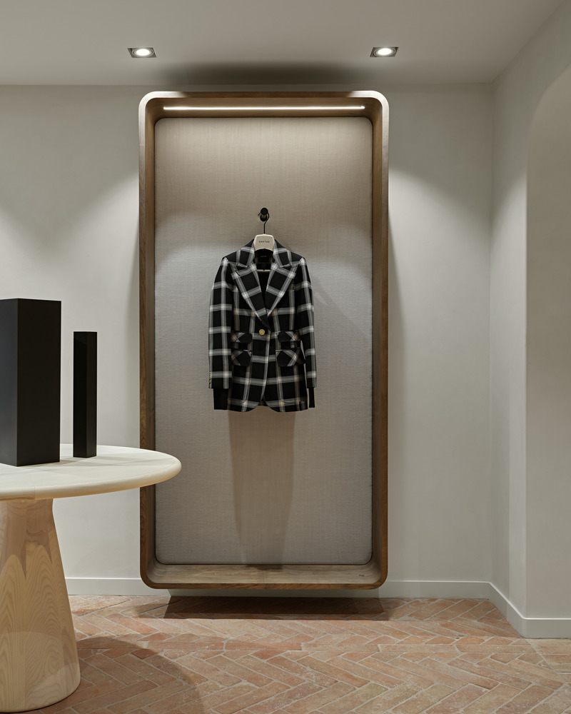 Dossier de presse | 6316-01 - Communiqué de presse | SMYTHE's First Fashion Boutique Opens - Ashley Botten Design and Tommy Smythe - Design d’intérieur commercial -  Wall-mounted feature boxes allow the sales team to easily style an outfit or show off a single garment. - Crédit photo :  Patrick Biller 