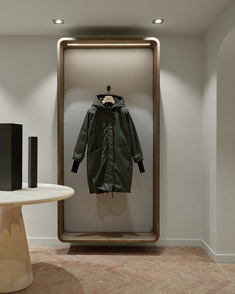 Dossier de presse | 6316-01 - Communiqué de presse | SMYTHE's First Fashion Boutique Opens - Ashley Botten Design and Tommy Smythe - Design d’intérieur commercial - The feature boxes are positioned on either side of the foyer to be easily seen from the street. - Crédit photo : Patrick Biller