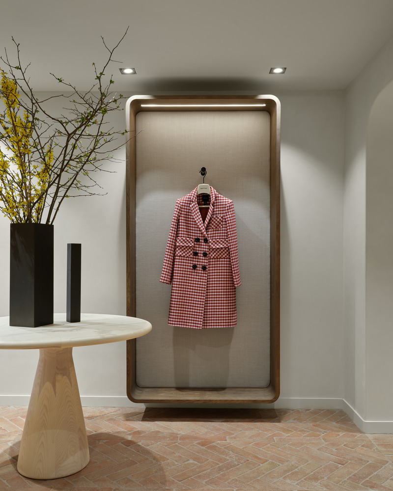 Dossier de presse | 6316-01 - Communiqué de presse | SMYTHE's First Fashion Boutique Opens - Ashley Botten Design and Tommy Smythe - Design d’intérieur commercial - The boxes frame garments as though works of art. - Crédit photo :  Patrick Biller 