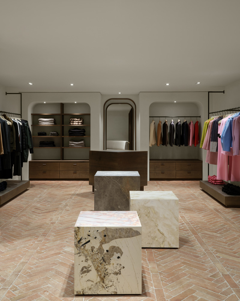Dossier de presse | 6316-01 - Communiqué de presse | SMYTHE's First Fashion Boutique Opens - Ashley Botten Design and Tommy Smythe - Design d’intérieur commercial -  A narrow cash area is hidden between the front of the shop and the change rooms at the back.  - Crédit photo : Patrick Biller