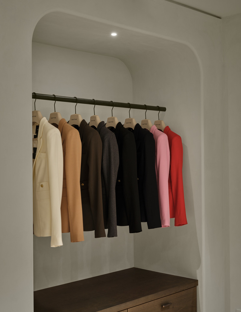 Dossier de presse | 6316-01 - Communiqué de presse | SMYTHE's First Fashion Boutique Opens - Ashley Botten Design and Tommy Smythe - Design d’intérieur commercial -  One rack is reserved for SMYTHE's bestselling duchess blazer, famously favoured by Kate Middleton, Duchess of Cambridge.  - Crédit photo : Patrick Biller