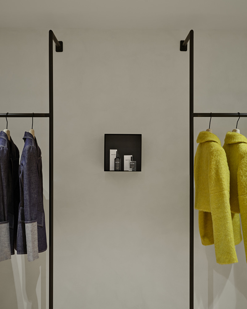 Dossier de presse | 6316-01 - Communiqué de presse | SMYTHE's First Fashion Boutique Opens - Ashley Botten Design and Tommy Smythe - Design d’intérieur commercial - All of the blackened-metal custom detailing in the store was designed by Ashley Botten. - Crédit photo : Patrick Biller
