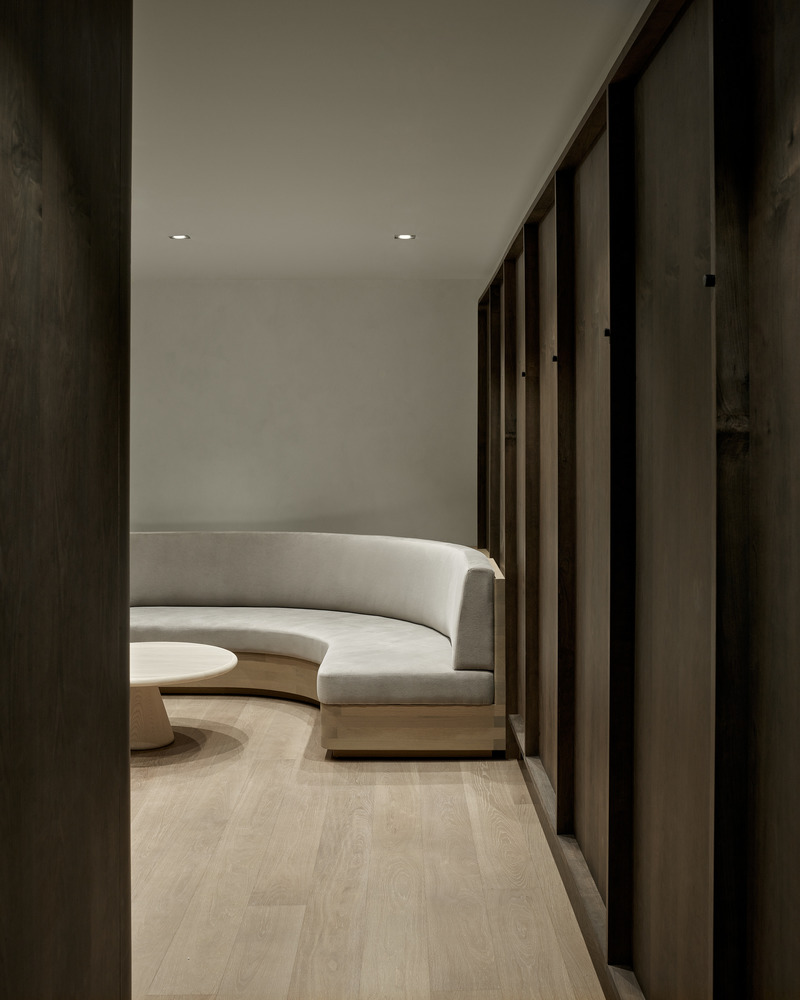 Dossier de presse | 6316-01 - Communiqué de presse | SMYTHE's First Fashion Boutique Opens - Ashley Botten Design and Tommy Smythe - Design d’intérieur commercial - A generous custom sofa fills the dressing area, inviting clients to spend time trying on clothes and hanging out with friends. - Crédit photo : Patrick Biller