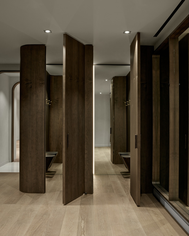 Dossier de presse | 6316-01 - Communiqué de presse | SMYTHE's First Fashion Boutique Opens - Ashley Botten Design and Tommy Smythe - Design d’intérieur commercial -  Full-length wooden doors provide privacy and a dramatic door-opening moment when revealing a new outfit for the first time.  - Crédit photo : Patrick Biller