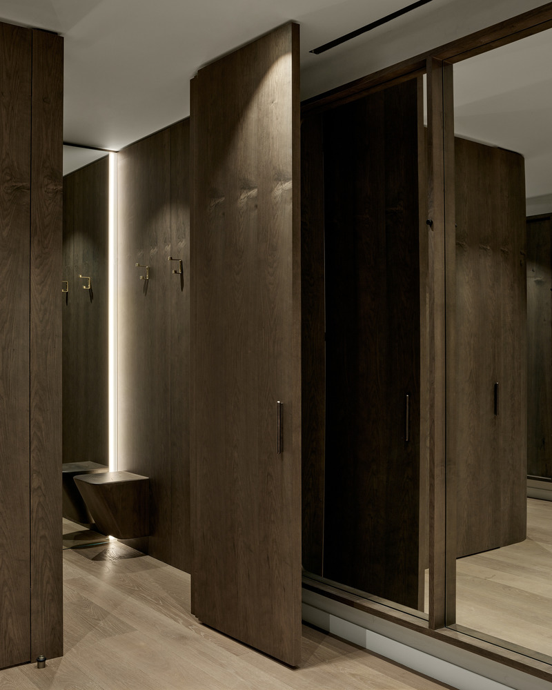 Dossier de presse | 6316-01 - Communiqué de presse | SMYTHE's First Fashion Boutique Opens - Ashley Botten Design and Tommy Smythe - Design d’intérieur commercial - Indirect lighting and a full-height mirror enhance the experience of trying on new clothes. - Crédit photo : Patrick Biller