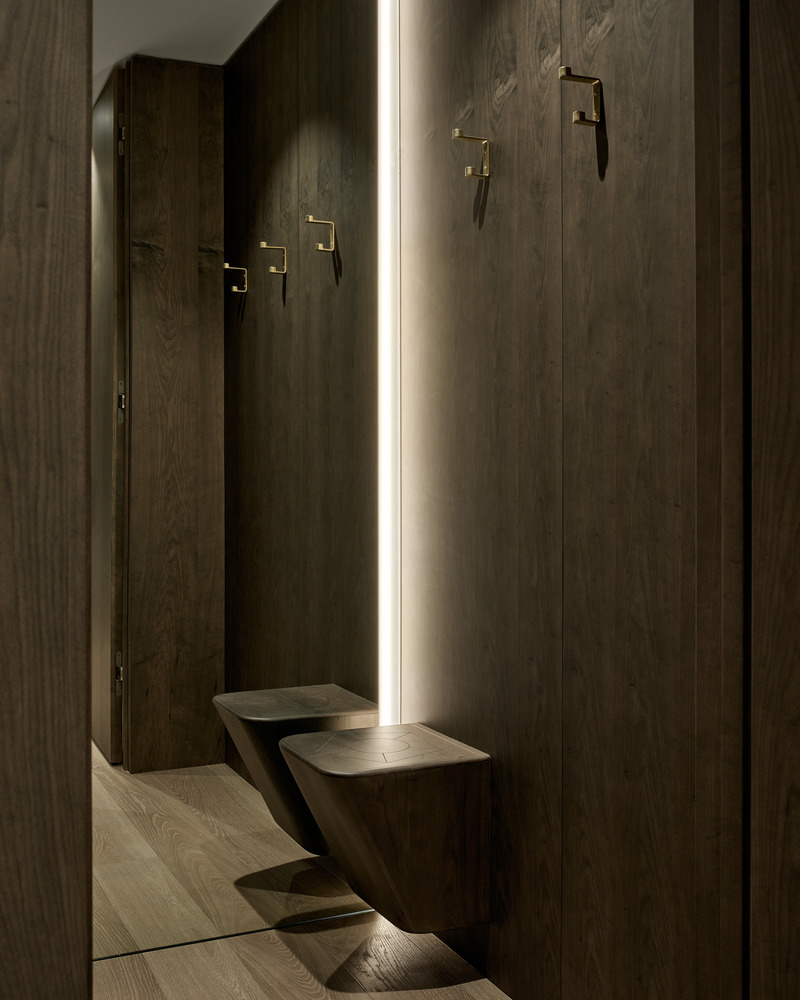 Dossier de presse | 6316-01 - Communiqué de presse | SMYTHE's First Fashion Boutique Opens - Ashley Botten Design and Tommy Smythe - Design d’intérieur commercial - A curved floating stool in the change room is mounted to one wall. - Crédit photo : Patrick Biller