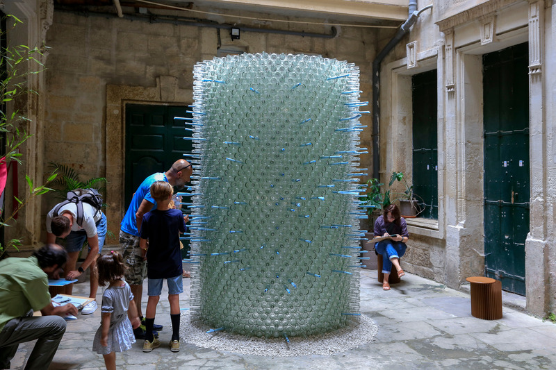 Dossier de presse | 982-49 - Communiqué de presse | Festival des Architectures Vives 2022 - Association Champ Libre - Évènement + Exposition - BOUTEILLE À LA MER<br>KOLLEKTIV GESAMTKUNSTWERK : Killian Petracek, Anton V. Schmunk, Marcel Navid Sharifian, Kalieb Johanes, Anh Khoa Ngo, Timur Zhigaylo - Crédit photo : photoarchitecture festivaldesarchitecturesvives