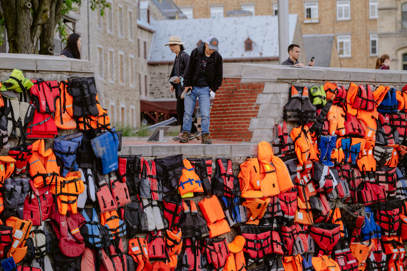 Dossier de presse | 2402-05 - Communiqué de presse | PASSAGES INSOLITES : une 9e édition grandiose et engagée - EXMURO arts publics - Art - Vestes de sauvetage par Ai Weiwei - Crédit photo : Stéphane Bourgeois