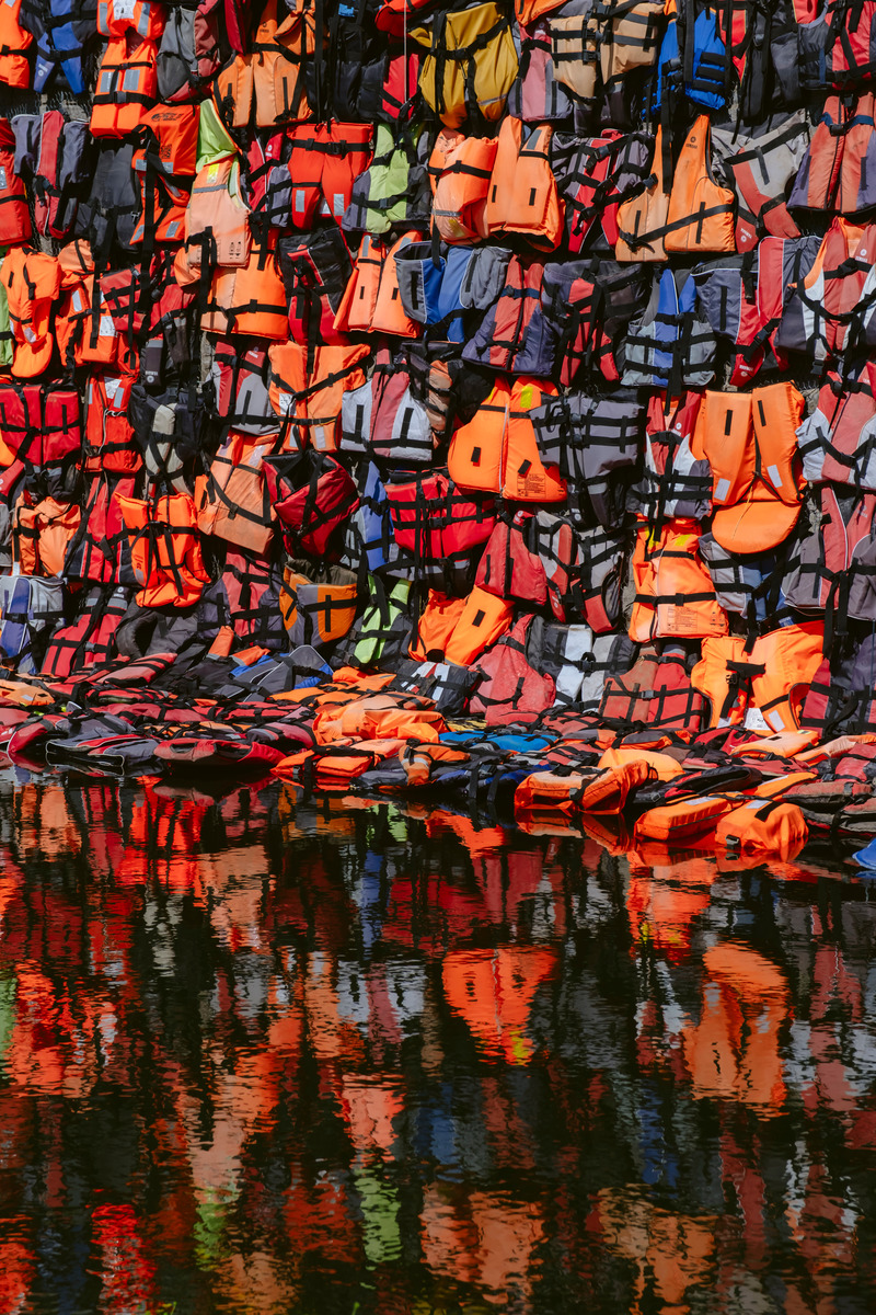 Dossier de presse | 2402-05 - Communiqué de presse | PASSAGES INSOLITES : une 9e édition grandiose et engagée - EXMURO arts publics - Art - Vestes de sauvetage par Ai Weiwei - Crédit photo : Stéphane Bourgeois