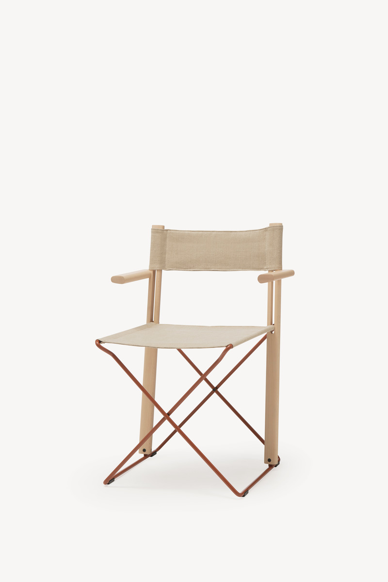 Dossier de presse | 4232-11 - Communiqué de presse | Zilio A&C – Essentiel, international & local - Zilio A&C - Produit - Chaise pliante <b>Bacchette</b>, une réinterprétation moderne de la chaise safari classique ou de la chaise de metteur en scène dessinée par <b>Mentsen</b>, un studio japonais basé à Londres qui s'occupe également de la direction artistique de la marque. - Crédit photo : courtesy Zilio A&amp;C