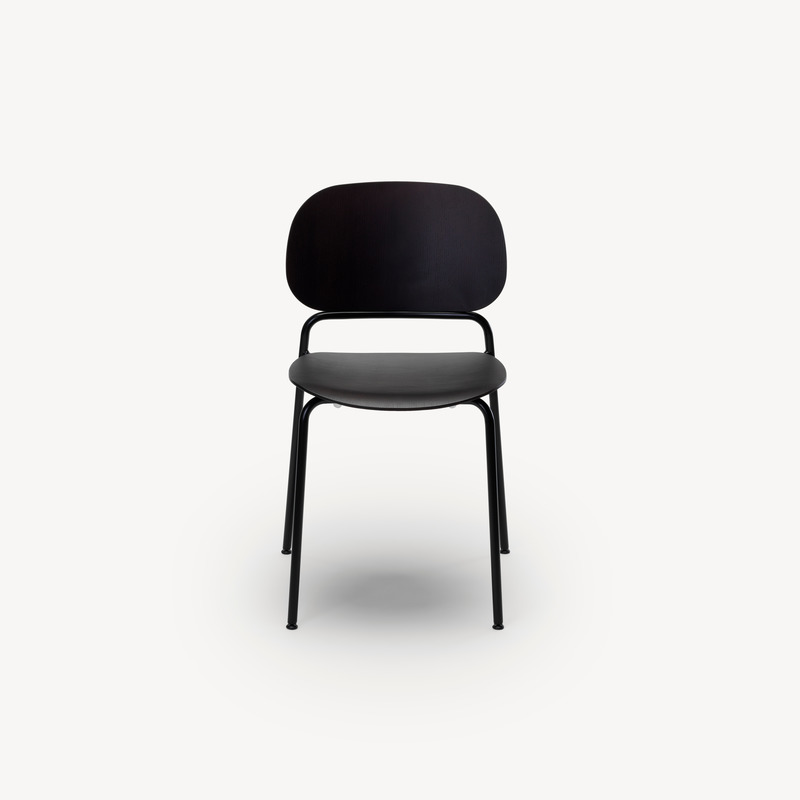 Dossier de presse | 4232-11 - Communiqué de presse | Zilio A&C – Essentiel, international & local - Zilio A&C - Produit - <b>Upon</b> présente des détails de construction astucieux, avec un système de joints invisibles entre le dossier et le cadre. Le nouveau tabouret rejoint la chaise de la collection du designer belge <b>Sylvain Willenz</b>. - Crédit photo : courtesy Zilio A&amp;C