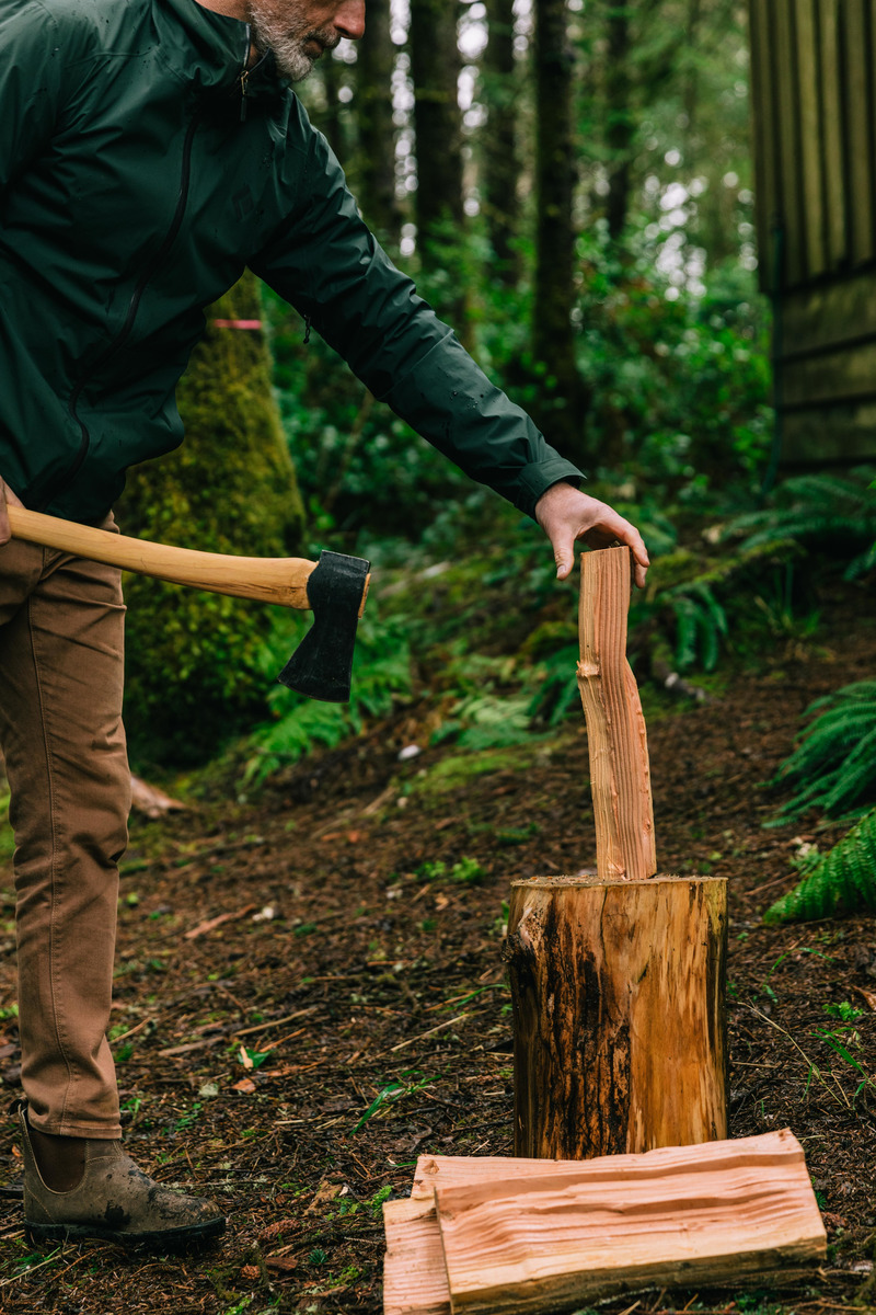 Press kit | 6456-01 - Press release | Wood-Fired Bathing is Making a Comeback - GOODLAND - Lifestyle - Chopping  wood for a wood fired soak - Photo credit: Hideaway Creative for GOODLAND 2022