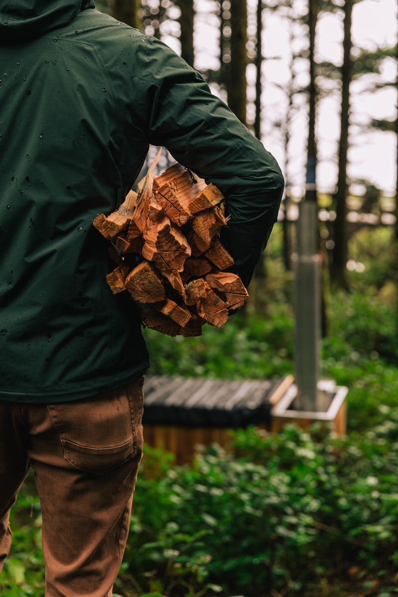 Press kit | 6456-01 - Press release | Wood-Fired Bathing is Making a Comeback - GOODLAND - Lifestyle -  Heat tub in 120 minutes with an armload  of wood - Photo credit: Hideaway Creative for GOODLAND 2022