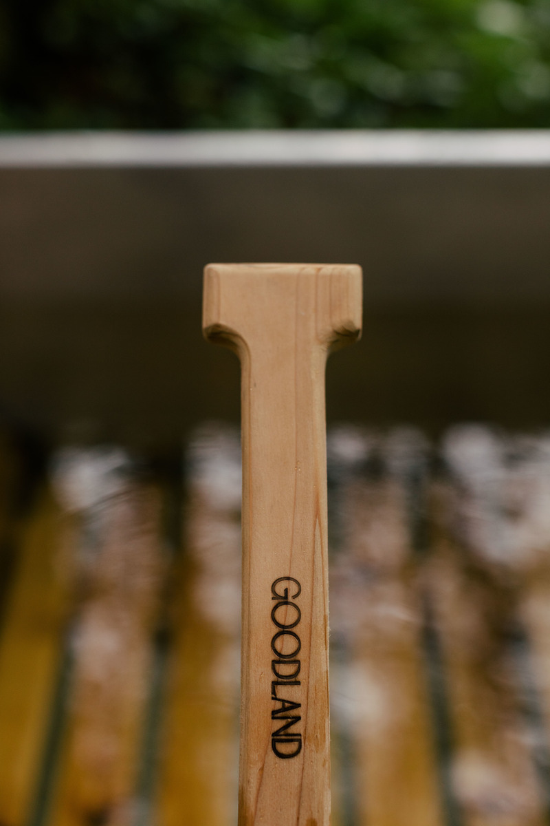 Press kit | 6456-01 - Press release | Wood-Fired Bathing is Making a Comeback - GOODLAND - Lifestyle -  GOODLAND Wood Burning Hot Tub stirring paddle - Photo credit: Hideaway Creative for GOODLAND 2022