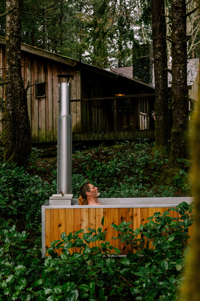 Press kit | 6456-01 - Press release | Wood-Fired Bathing is Making a Comeback - GOODLAND - Lifestyle -  GOODLAND - Authentic bathing with a Wood Burning Hot Tub  - Photo credit: Hideaway Creative for GOODLAND 2022