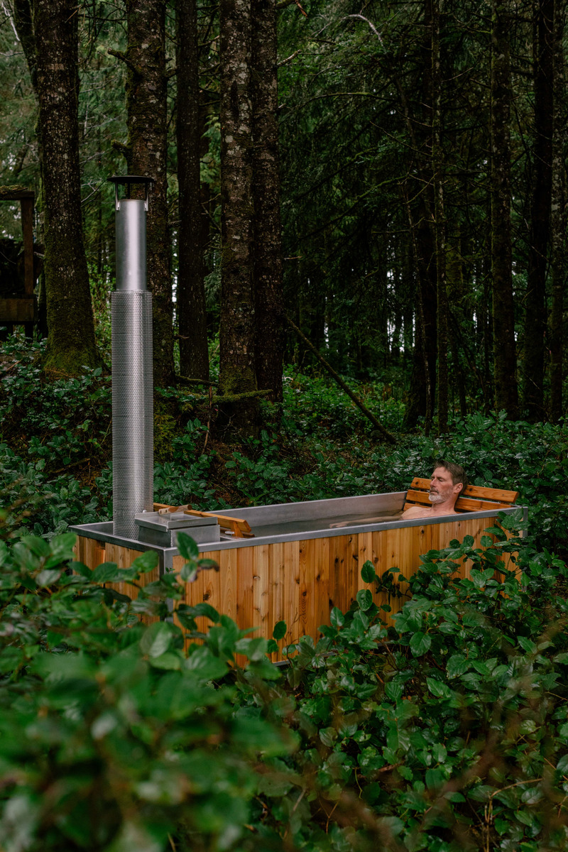 Press kit | 6456-01 - Press release | Wood-Fired Bathing is Making a Comeback - GOODLAND - Lifestyle -  GOODLAND - Authentic bathing with a Wood Burning Hot Tub  - Photo credit: Hideaway Creative for GOODLAND 2022