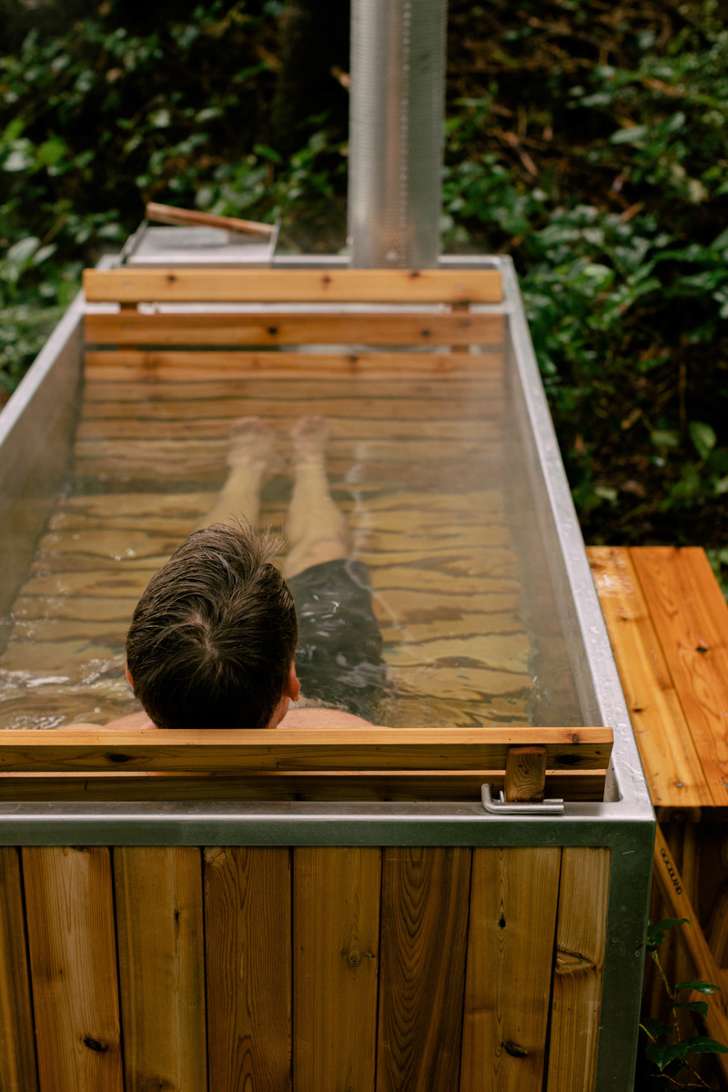 Press kit | 6456-01 - Press release | Wood-Fired Bathing is Making a Comeback - GOODLAND - Lifestyle -  GOODLAND - Authentic bathing with a Wood Burning Hot Tub - Fits 2-3 people - Photo credit: Hideaway Creative for GOODLAND 2022
