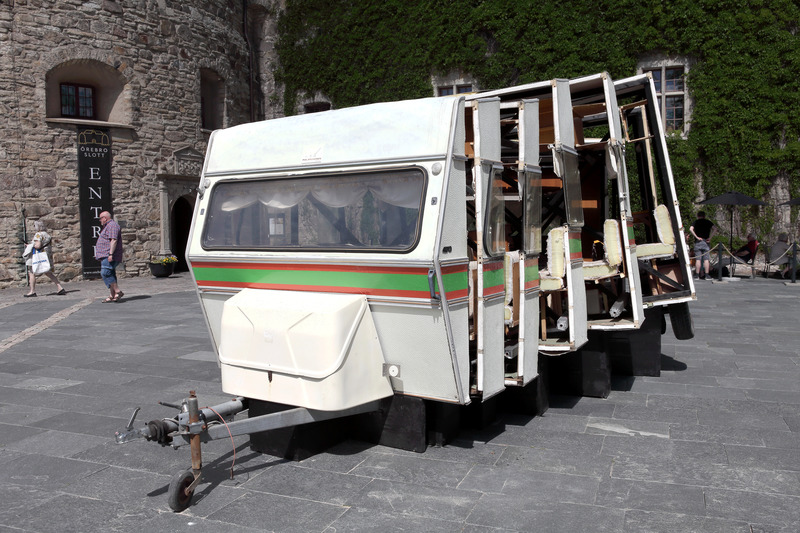 Dossier de presse | 985-09 - Communiqué de presse | Amplifier - Baptiste Debombourg, artiste - Art - Amplifier - caravane polar découpée, bois, colle, structure en métal, 2,5x8x4m, Openart - Biennale d'art public à Örebro, Château d'Örebro, Suède, 2022. <br style="">  - Crédit photo : © 2022 Baptiste Debombourg | Adagp Tous droits réservés. 