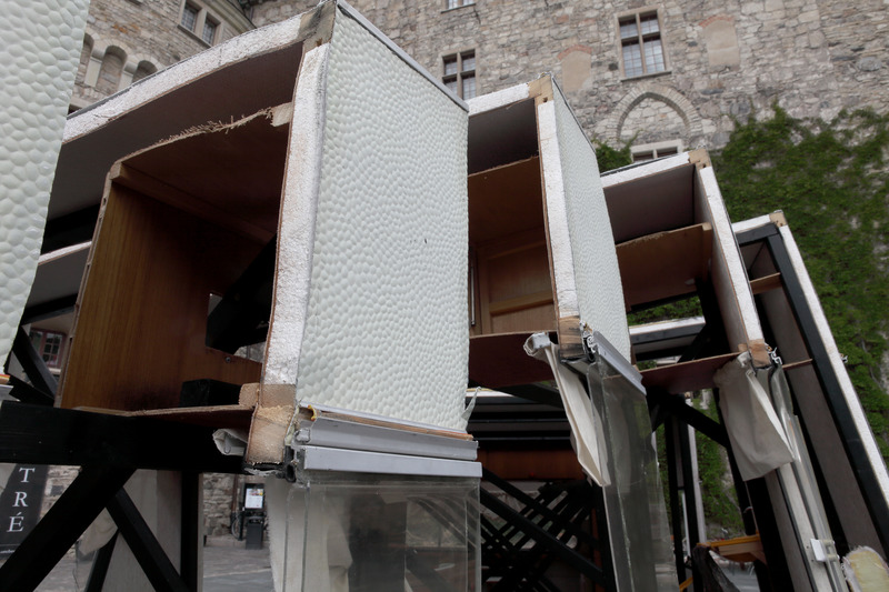 Dossier de presse | 985-09 - Communiqué de presse | Amplifier - Baptiste Debombourg, artiste - Art - Amplifier - caravane polar découpée, bois, colle, structure en métal, 2,5x8x4m, Openart - Biennale d'art public à Örebro, Château d'Örebro, Suède, 2022. <br style="">  - Crédit photo : © 2022 Baptiste Debombourg | Adagp Tous droits réservés. 