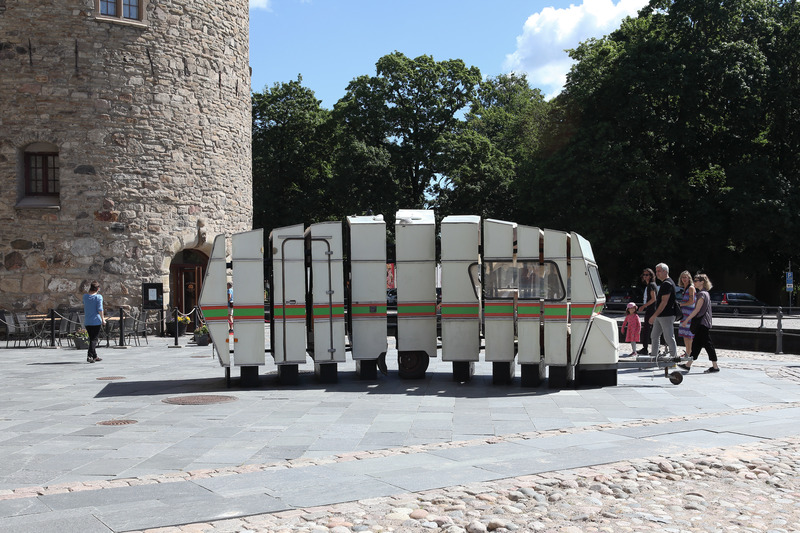 Dossier de presse | 985-09 - Communiqué de presse | Amplifier - Baptiste Debombourg, artiste - Art - Amplifier - caravane polar découpée, bois, colle, structure en métal, 2,5x8x4m, Openart - Biennale d'art public à Örebro, Château d'Örebro, Suède, 2022. <br style="">    - Crédit photo : © 2022 Baptiste Debombourg | Adagp Tous droits réservés. 