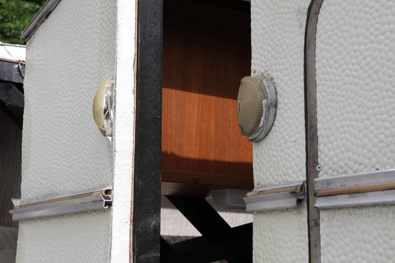 Dossier de presse | 985-09 - Communiqué de presse | Amplifier - Baptiste Debombourg, artiste - Art -  Amplifier - caravane polar découpée, bois, colle, structure en métal, 2,5x8x4m, Openart - Biennale d'art public à Örebro, Château d'Örebro, Suède, 2022. <br style="">  - Crédit photo : © 2022 Baptiste Debombourg | Adagp Tous droits réservés. 