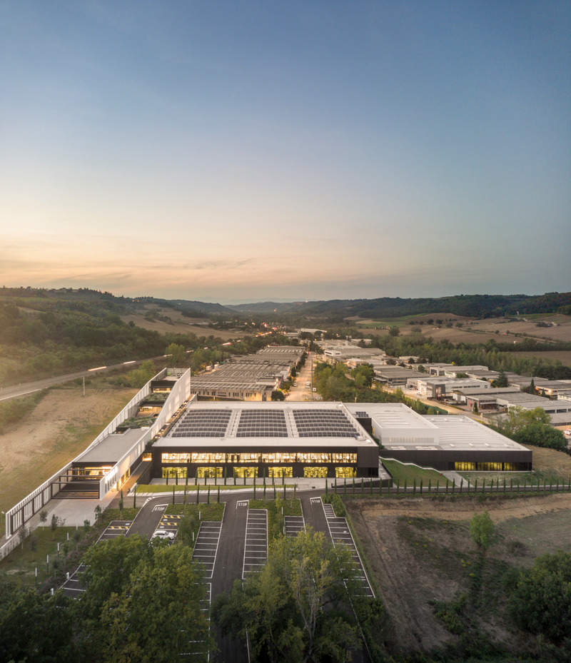 Dossier de presse | 2613-04 - Communiqué de presse | #rethinking the Industrial Architecture: A Sustainable Approach with Human Being and Landscape at its Core - GEZA Architettura - Architecture industrielle - <p class="" style="">Furla Progetto Italia, Tavarnelle Val di Pesa (FI), 2021.<br>Headquarters and Production Complex immersed in the Chianti landscape. The buildings are developed at different altitudes and are a striking mark visible from the high way.<br></p> - Crédit photo : <p class="">Fernando Guerra | FG+SG fotografia de arquitectura</p>