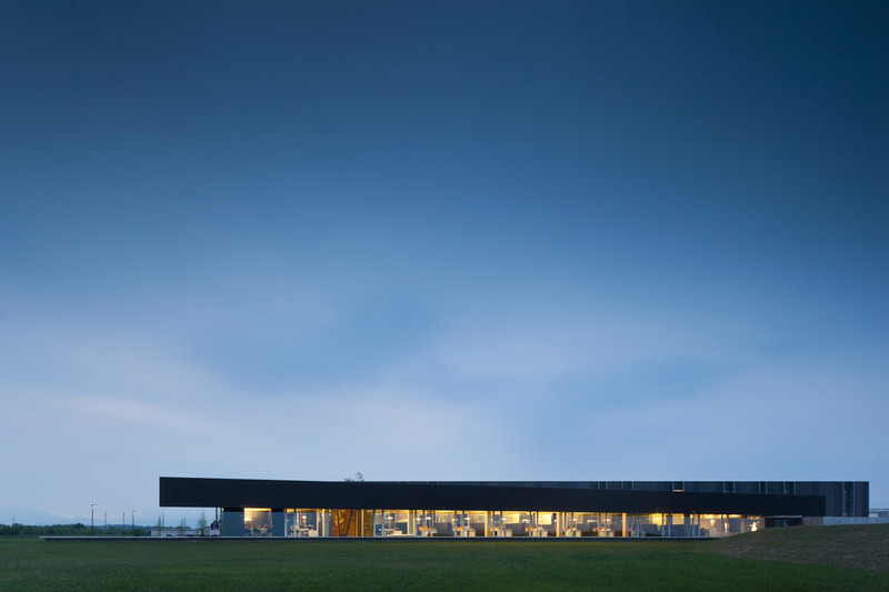 Dossier de presse | 2613-04 - Communiqué de presse | #rethinking the Industrial Architecture: A Sustainable Approach with Human Being and Landscape at its Core - GEZA Architettura - Architecture industrielle - <p class="">Pratic 1.0, Fagagna (UD), 2011.<br>Headquarters and Production Complex immersed in the agricultural landscape and framed by the Friuli mountains. The so-called ‘floating shade’ hosts the main offices: the continuity between indoor spaces and the natural surrounding elements guarantee the sustainability of these workspaces.<br></p> - Crédit photo : <p class="">Fernando Guerra | FG+SG fotografia de arquitectura</p>