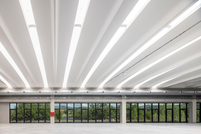 Dossier de presse | 2613-04 - Communiqué de presse | #rethinking the Industrial Architecture: A Sustainable Approach with Human Being and Landscape at its Core - GEZA Architettura - Architecture industrielle - <p class="">Furla Progetto Italia, Tavarnelle Val di Pesa (FI), 2021.<br>Headquarters and Production Complex.<br><br>“Anyone, even the construction guys or the person who works from the most stunning office, literally any staff member can be enlighted by the view of the Chianti landscape that faces the building. Here you see the seasons colors, from any office, from any area of the building.” - Piero Zucchi</p> - Crédit photo : <p class="">Fernando Guerra | FG+SG fotografia de arquitectura</p>