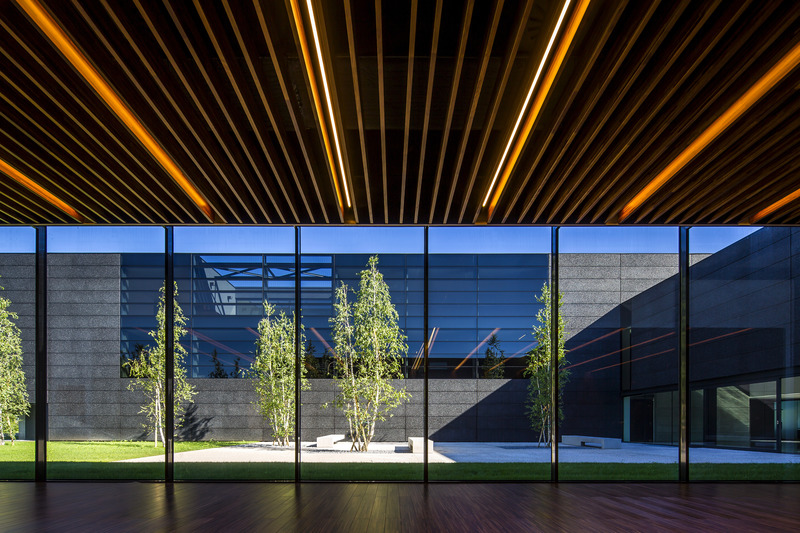 Dossier de presse | 2613-04 - Communiqué de presse | #rethinking the Industrial Architecture: A Sustainable Approach with Human Being and Landscape at its Core - GEZA Architettura - Architecture industrielle - <p class="">Faber Headquarters, Cividale del Friuli (UD), 2013.<br>One of the two courtyards, in between the two staggered longitudinal volumes. Tree-lined and welcoming, it is conceived as recreational areas for the employees.<br></p> - Crédit photo : <p class="">Massimo Crivellari</p>