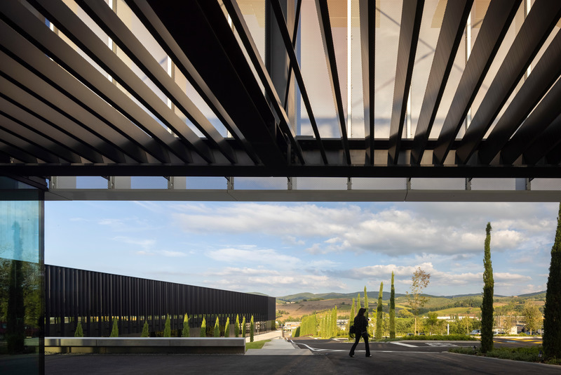 Dossier de presse | 2613-04 - Communiqué de presse | #rethinking the Industrial Architecture: A Sustainable Approach with Human Being and Landscape at its Core - GEZA Architettura - Architecture industrielle - <p class="" style="">Furla Progetto Italia, Tavarnelle Val di Pesa (FI), 2021.<br>Viale del Benvenuto and Chianti view from the entrance hall.<br></p> - Crédit photo : <p class="">Fernando Guerra | FG+SG fotografia de arquitectura</p>