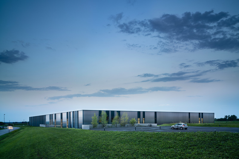 Dossier de presse | 2613-04 - Communiqué de presse | #rethinking the Industrial Architecture: A Sustainable Approach with Human Being and Landscape at its Core - GEZA Architettura - Architecture industrielle - <p class="">Pratic 1.0 + 2.0, Fagagna (UD), 2011 + 2018.<br>The two-unit production complex features an essential and nude language, in unison with the surrounding agricoltural panorama. Simple dark volumes that uniquely interact with the landscape in search of a meaningful dialogue.<br></p> - Crédit photo : <p class="">Javier Callejas</p>
