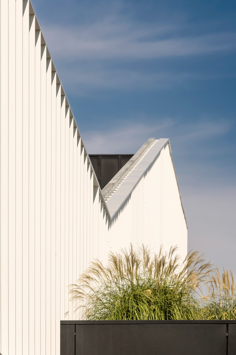 Dossier de presse | 2613-04 - Communiqué de presse | #rethinking the Industrial Architecture: A Sustainable Approach with Human Being and Landscape at its Core - GEZA Architettura - Architecture industrielle - <p class="">Furla Progetto Italia, Tavarnelle Val di Pesa (FI), 2021.<br>Façade detail.</p> - Crédit photo : <p class="">Fernando Guerra | FG+SG fotografia de arquitectura</p>