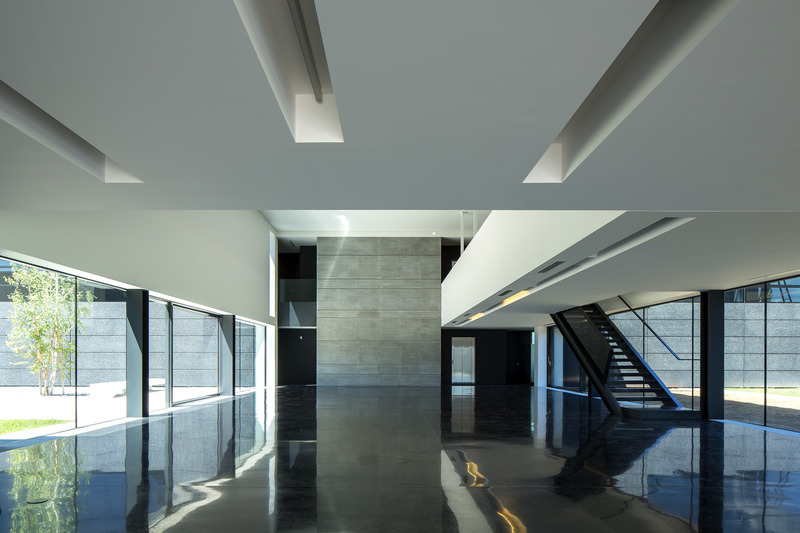 Dossier de presse | 2613-04 - Communiqué de presse | #rethinking the Industrial Architecture: A Sustainable Approach with Human Being and Landscape at its Core - GEZA Architettura - Architecture industrielle - <p class="">Faber Headquarters, Cividale del Friuli (UD), 2013.<br>Mirrored floor for the two buildings connecting hall.<br></p> - Crédit photo : <p class="">Massimo Crivellari</p>