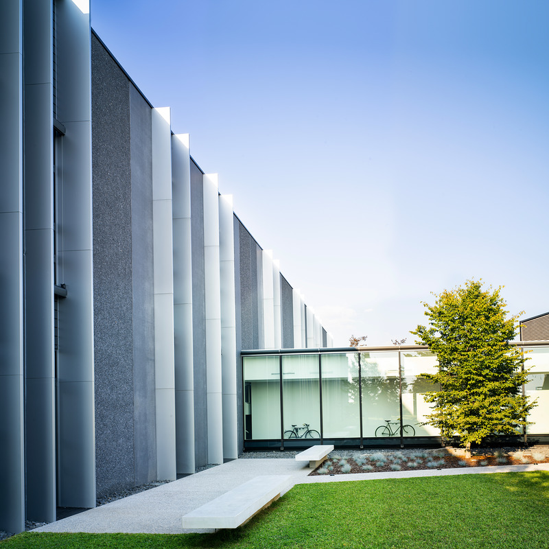 Dossier de presse | 2613-04 - Communiqué de presse | #rethinking the Industrial Architecture: A Sustainable Approach with Human Being and Landscape at its Core - GEZA Architettura - Architecture industrielle - <p class="">Pratic 1.0, Fagagna (UD), 2011.<br>Courtyard and green area in between the offices and the production section</p> - Crédit photo : <p class="">Fernando Guerra | FG+SG fotografia de arquitectura</p>