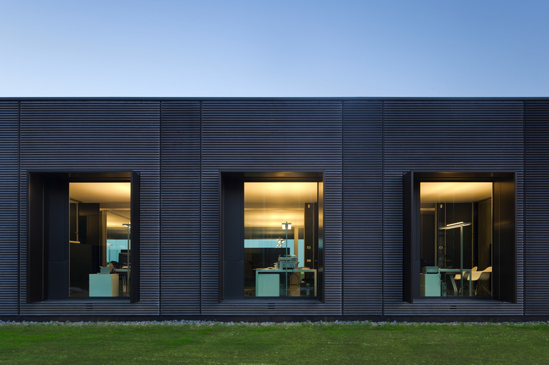 Dossier de presse | 2613-04 - Communiqué de presse | #rethinking the Industrial Architecture: A Sustainable Approach with Human Being and Landscape at its Core - GEZA Architettura - Architecture industrielle - <p class="">Pratic 1.0, Fagagna (UD), 2011.<br>Offices façade.<br></p> - Crédit photo : <p class="">Fernando Guerra | FG+SG fotografia de arquitectura</p>