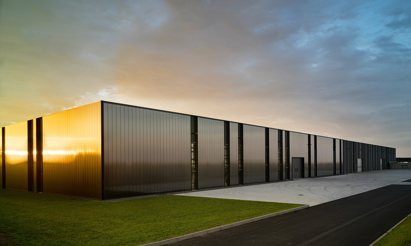 Dossier de presse | 2613-04 - Communiqué de presse | #rethinking the Industrial Architecture: A Sustainable Approach with Human Being and Landscape at its Core - GEZA Architettura - Architecture industrielle - <p class="">Pratic 1.0 + 2.0, Fagagna (UD), 2011 + 2018.<br>Seamless continuity of the production complex, in shape and material consistency.<br></p> - Crédit photo : <p class="">Javier Callejas</p>