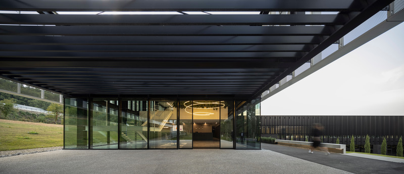 Dossier de presse | 2613-04 - Communiqué de presse | #rethinking the Industrial Architecture: A Sustainable Approach with Human Being and Landscape at its Core - GEZA Architettura - Architecture industrielle - <p class="">Furla Progetto Italia, Tavarnelle Val di Pesa (FI), 2021.<br>Hall main entrance.<br></p> - Crédit photo : <p class="">Fernando Guerra | FG+SG fotografia de arquitectura</p>