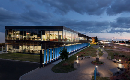 Dossier de presse | 916-01 - Communiqué de presse | Pfizer Canada inc. siège social - Menkès Shooner Dagenais LeTourneux Architectes - Architecture commerciale - Crédit photo : Stéphane Groleau 