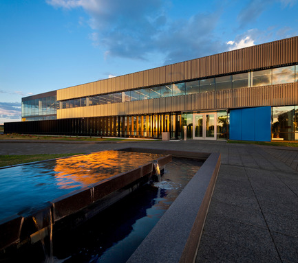 Dossier de presse | 916-01 - Communiqué de presse | Pfizer Canada inc. siège social - Menkès Shooner Dagenais LeTourneux Architectes - Architecture commerciale - Crédit photo : Stéphane Groleau 