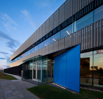 Dossier de presse | 916-01 - Communiqué de presse | Pfizer Canada inc. siège social - Menkès Shooner Dagenais LeTourneux Architectes - Architecture commerciale - Crédit photo : Stéphane Groleau 