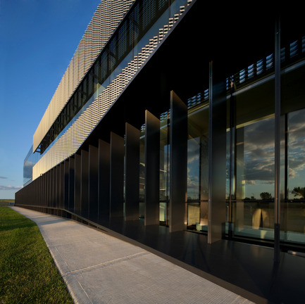 Dossier de presse | 916-01 - Communiqué de presse | Pfizer Canada inc. siège social - Menkès Shooner Dagenais LeTourneux Architectes - Architecture commerciale - Crédit photo : Stéphane Groleau 