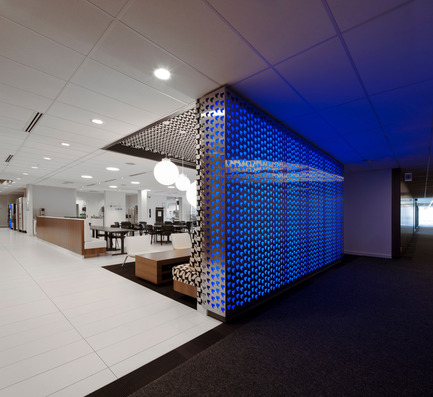 Dossier de presse | 916-01 - Communiqué de presse | Pfizer Canada inc. siège social - Menkès Shooner Dagenais LeTourneux Architectes - Architecture commerciale - Crédit photo : Stéphane Groleau 