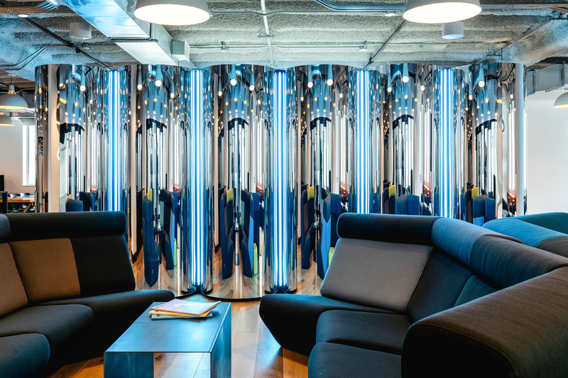 Dossier de presse | 2626-01 - Communiqué de presse | Club Cossette - LAAB Collective & Signature Design Communication - Design d’intérieur commercial -  Vue latérale en bleu - Crédit photo : Raphael Thibodeau