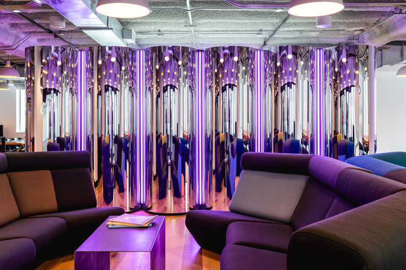 Dossier de presse | 2626-01 - Communiqué de presse | Club Cossette - LAAB Collective & Signature Design Communication - Design d’intérieur commercial -  Vue latérale en mauve - Crédit photo :  Raphael Thibodeau 