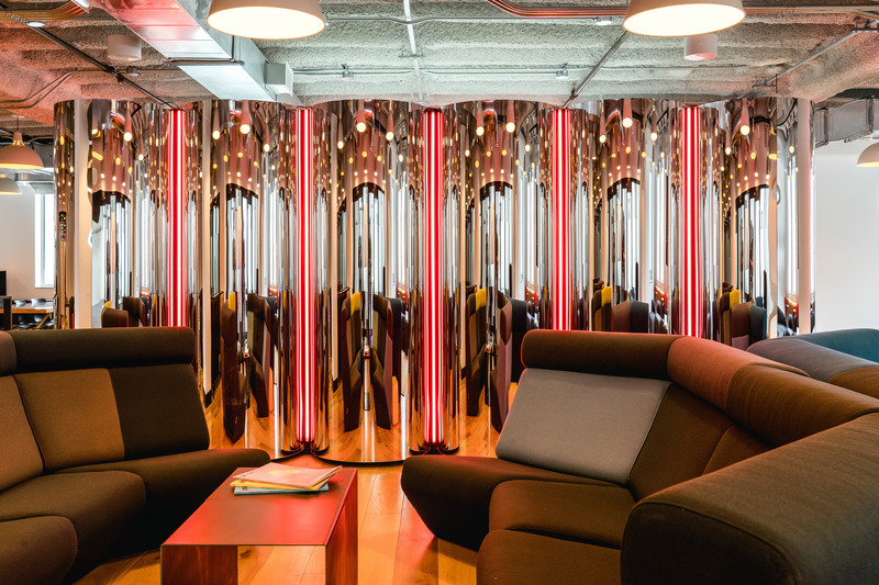 Dossier de presse | 2626-01 - Communiqué de presse | Club Cossette - LAAB Collective & Signature Design Communication - Design d’intérieur commercial -  Vue latérale en rouge - Crédit photo : Raphael Thibodeau
