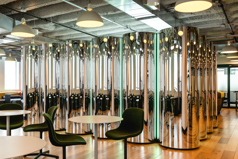 Dossier de presse | 2626-01 - Communiqué de presse | Club Cossette - LAAB Collective & Signature Design Communication - Design d’intérieur commercial -   Vue latérale en vert, position fermée - Crédit photo :  Raphael Thibodeau 