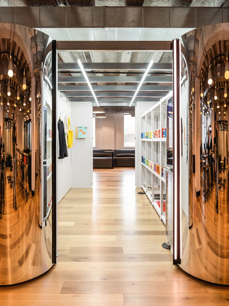 Dossier de presse | 2626-01 - Communiqué de presse | Club Cossette - LAAB Collective & Signature Design Communication - Design d’intérieur commercial -  Vue axiale en position ouverte - Crédit photo : Raphael Thibodeau