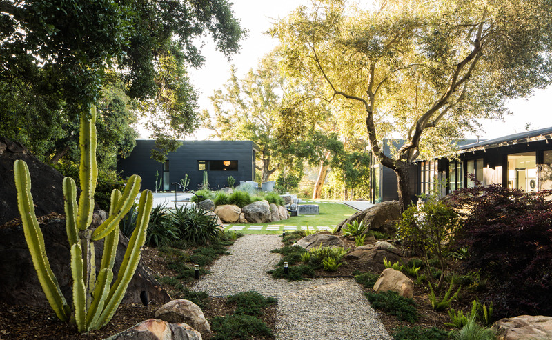Dossier de presse | 6234-01 - Communiqué de presse | Quarry House Receives Popular Choice Vote in 2022 Architizer A+Awards - AB design studio - Architecture résidentielle - Gravel pathway through terraced side garden - Crédit photo : Jason Rick